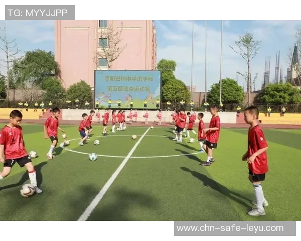 晨光中的足球礼物为男生带来的快乐与梦想